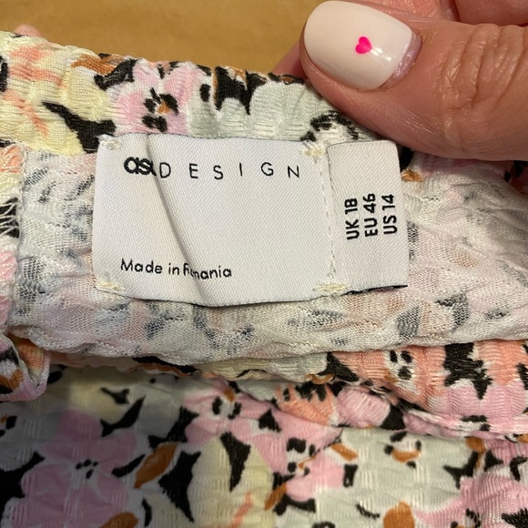 ASOS DESIGN high neck textured smock romper in smudge floral- Oversized - Picture 8 of 8